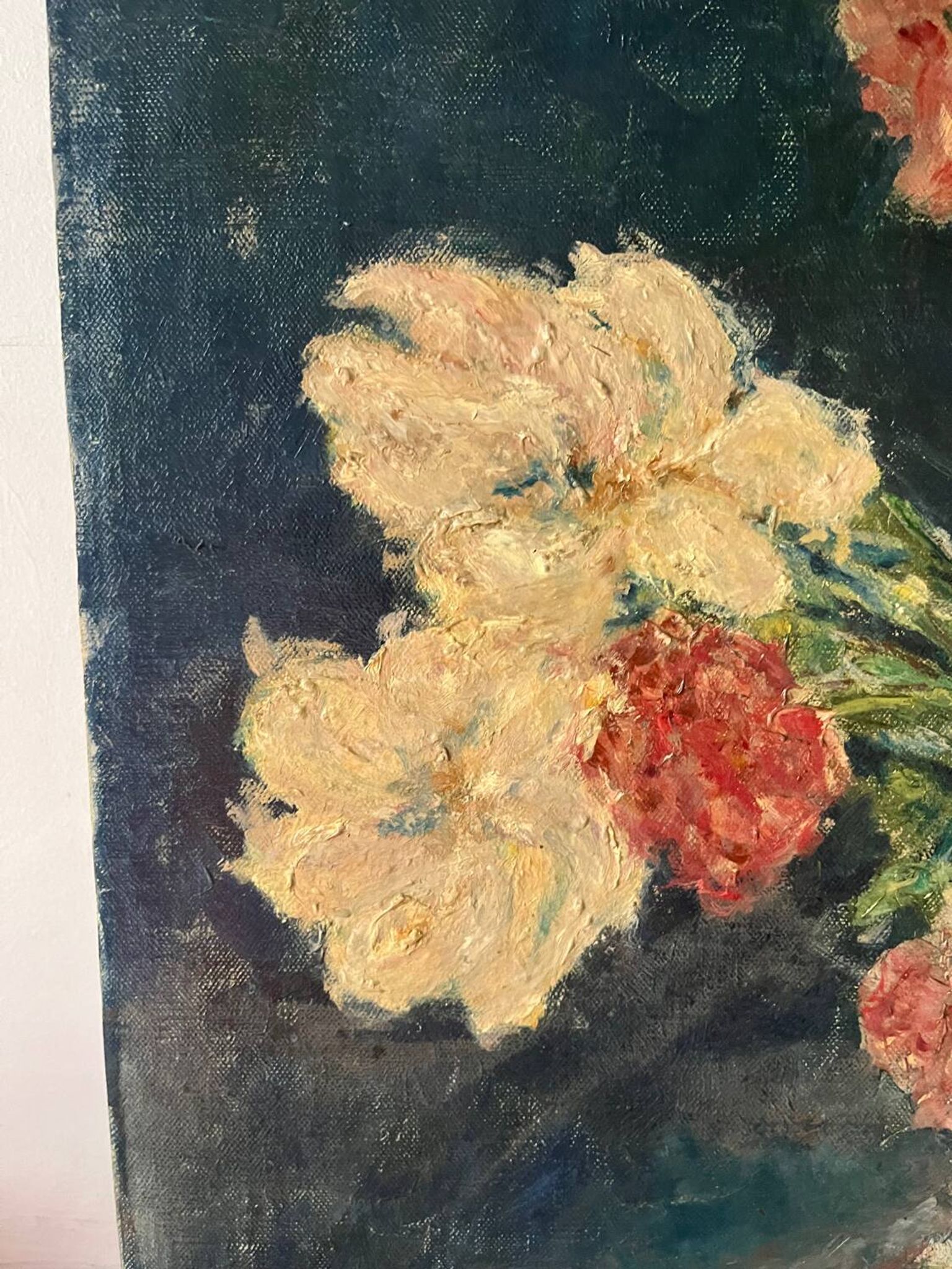 Bouquet d’œillets en vase bleu et blanc, signée