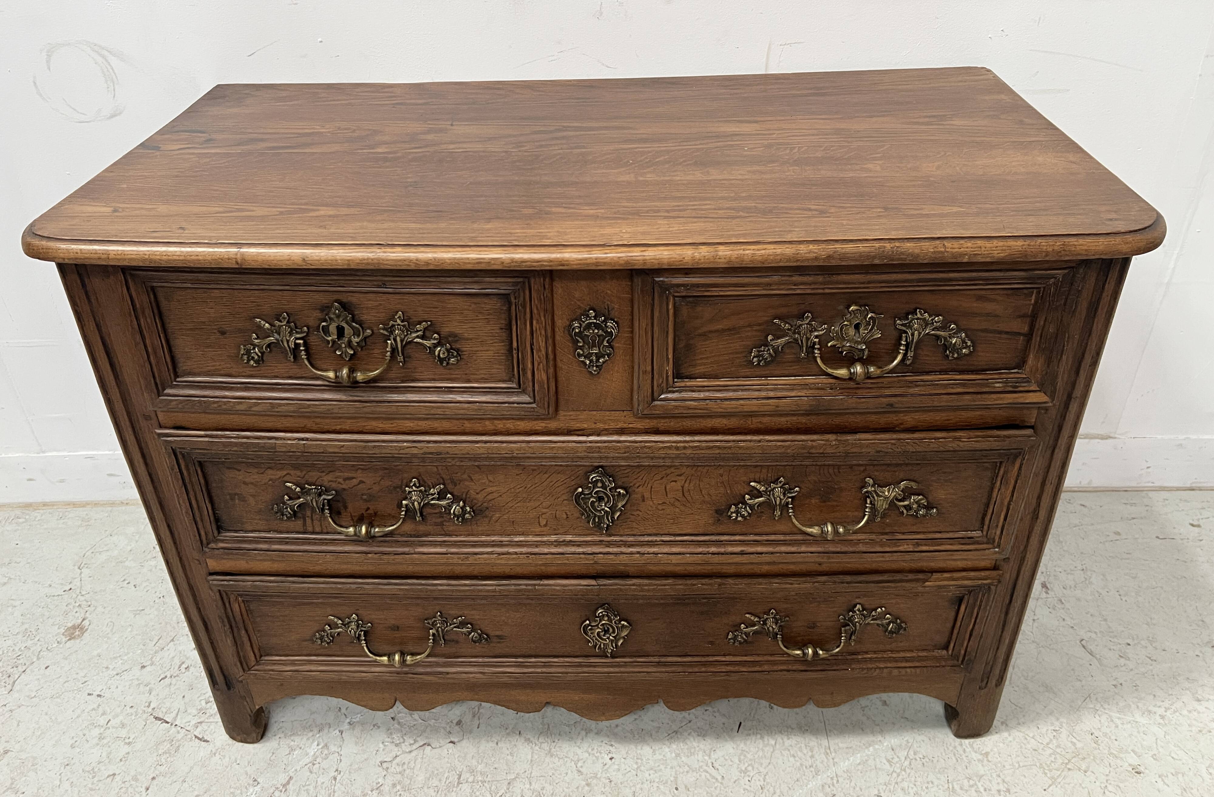 Louis XIV style chest of drawers in solid oak, 18th century
