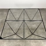 Table basse pyramidale en fil d'acier et verre dans le goût de Piva