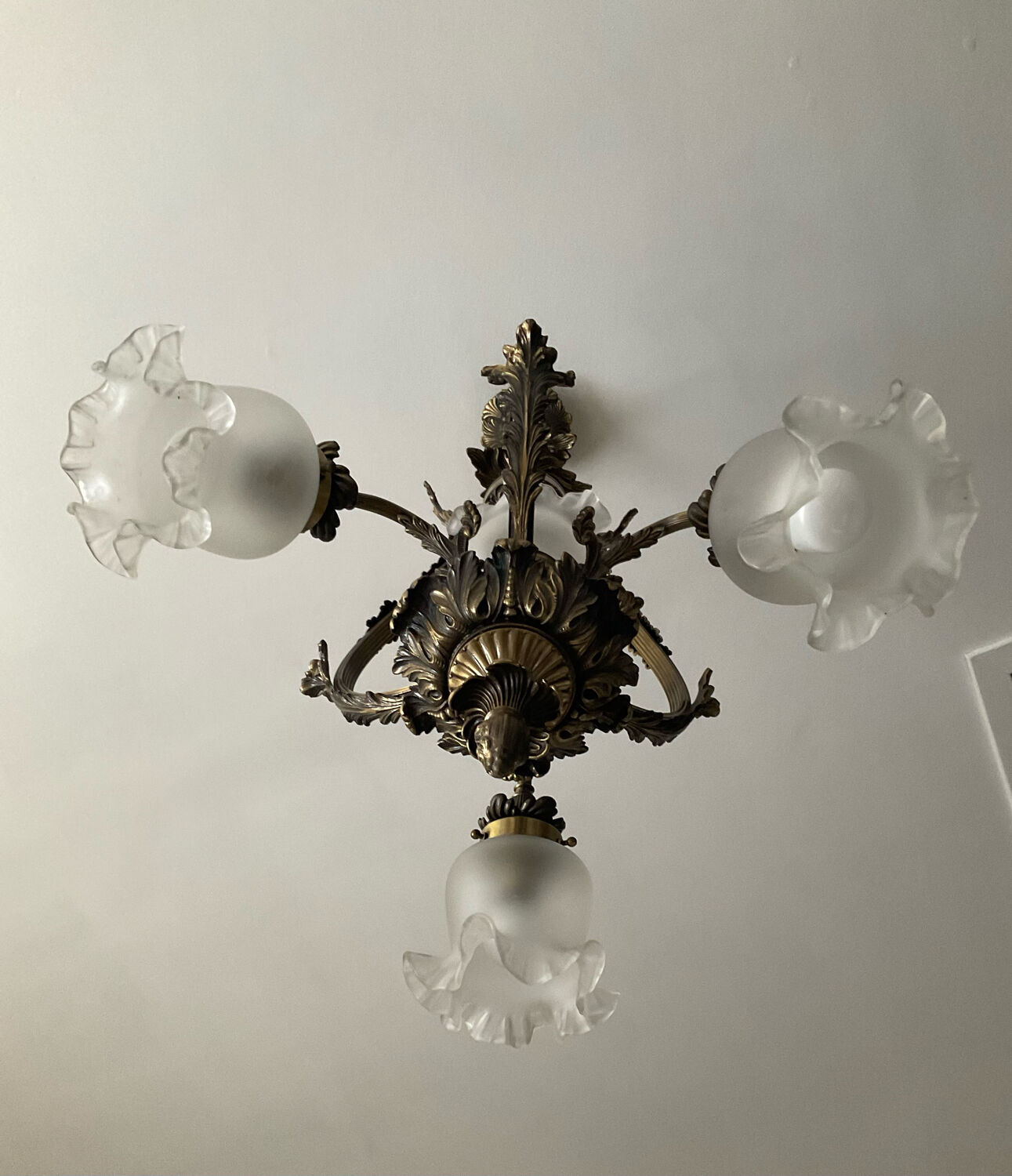 Ancien lustre cage en bronze et 4 feux tulipe