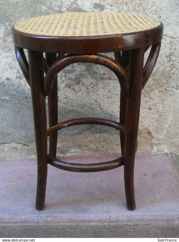 Tabouret bas a assise cannée et bois courbé