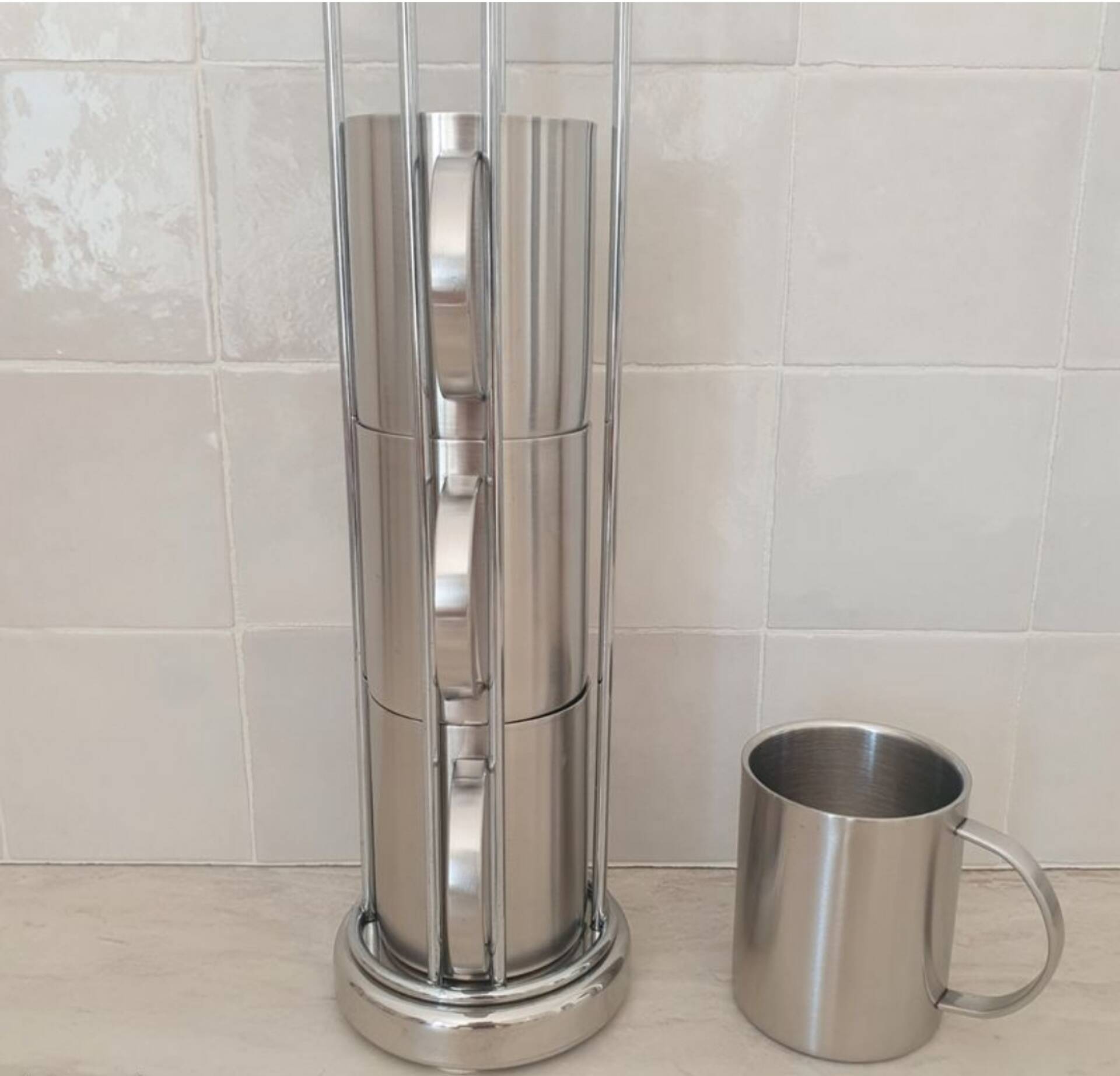 4 Grandes Tasses en inox et son support métallique