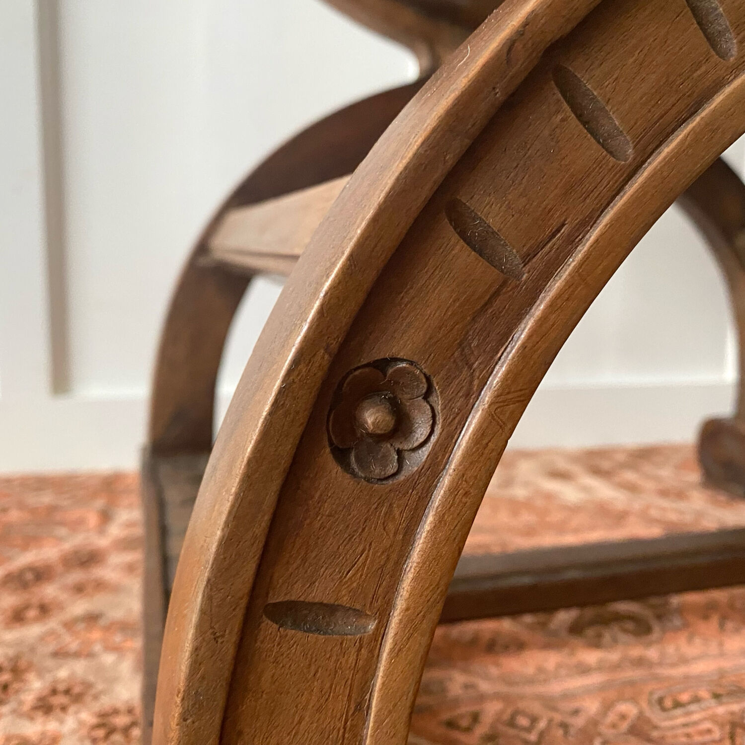 Dagobert armchair in carved wood