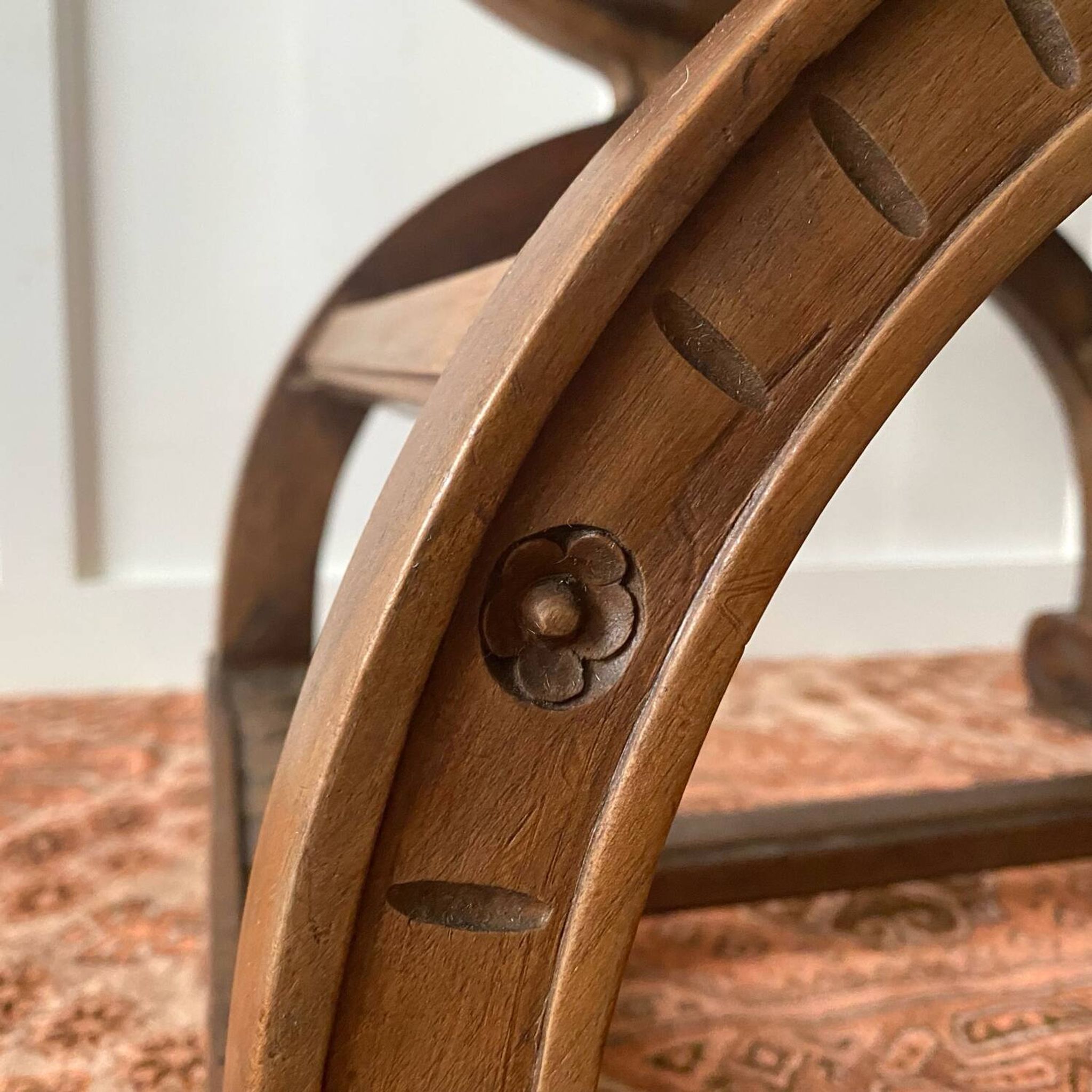 Fauteuil Dagobert en bois sculpté