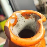 Vase orange en grès pyrité texturé