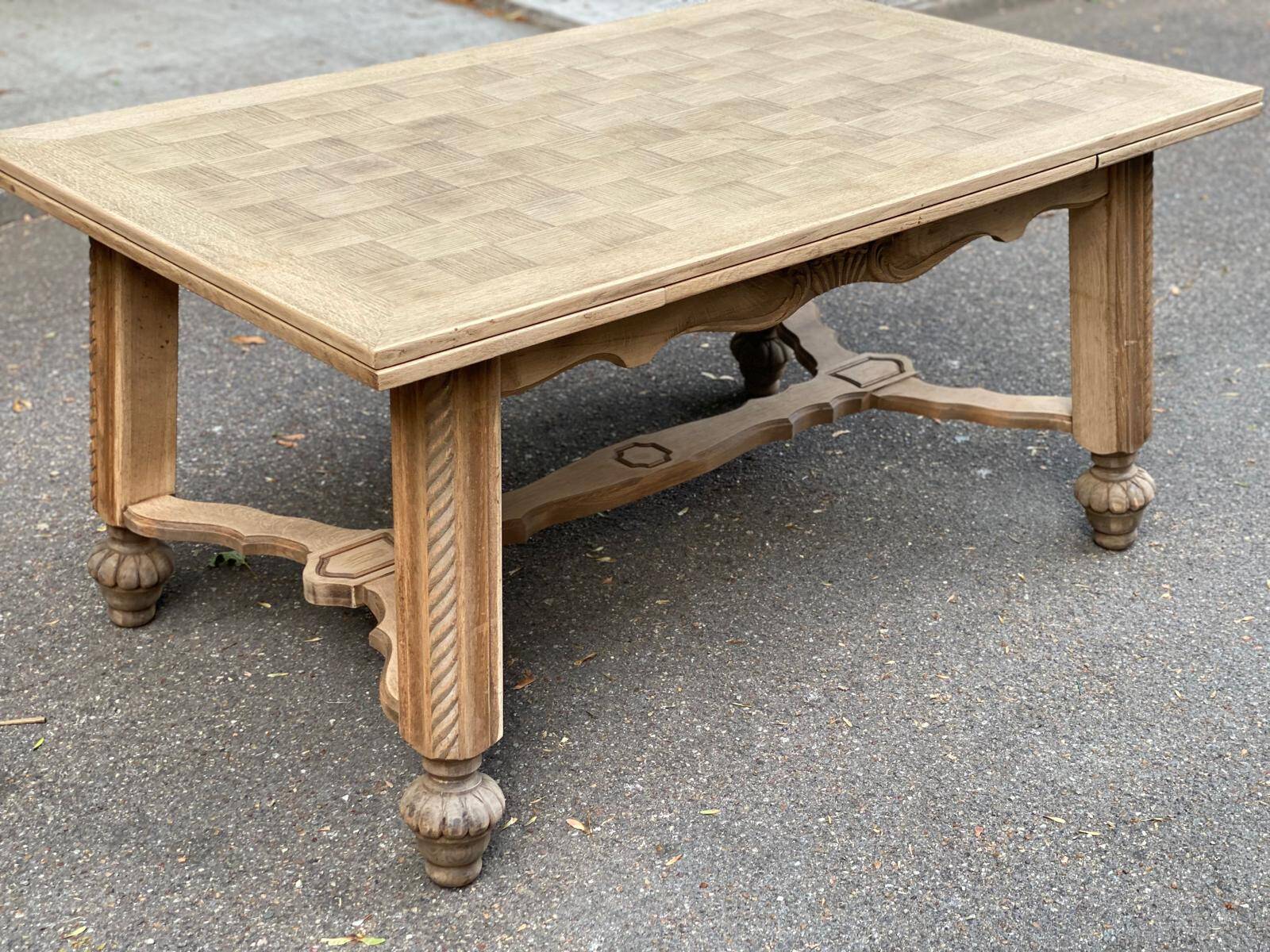 Table à manger extensible Louis XIII décapée en chêne années 50