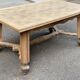 Table à manger extensible Louis XIII décapée en chêne années 50
