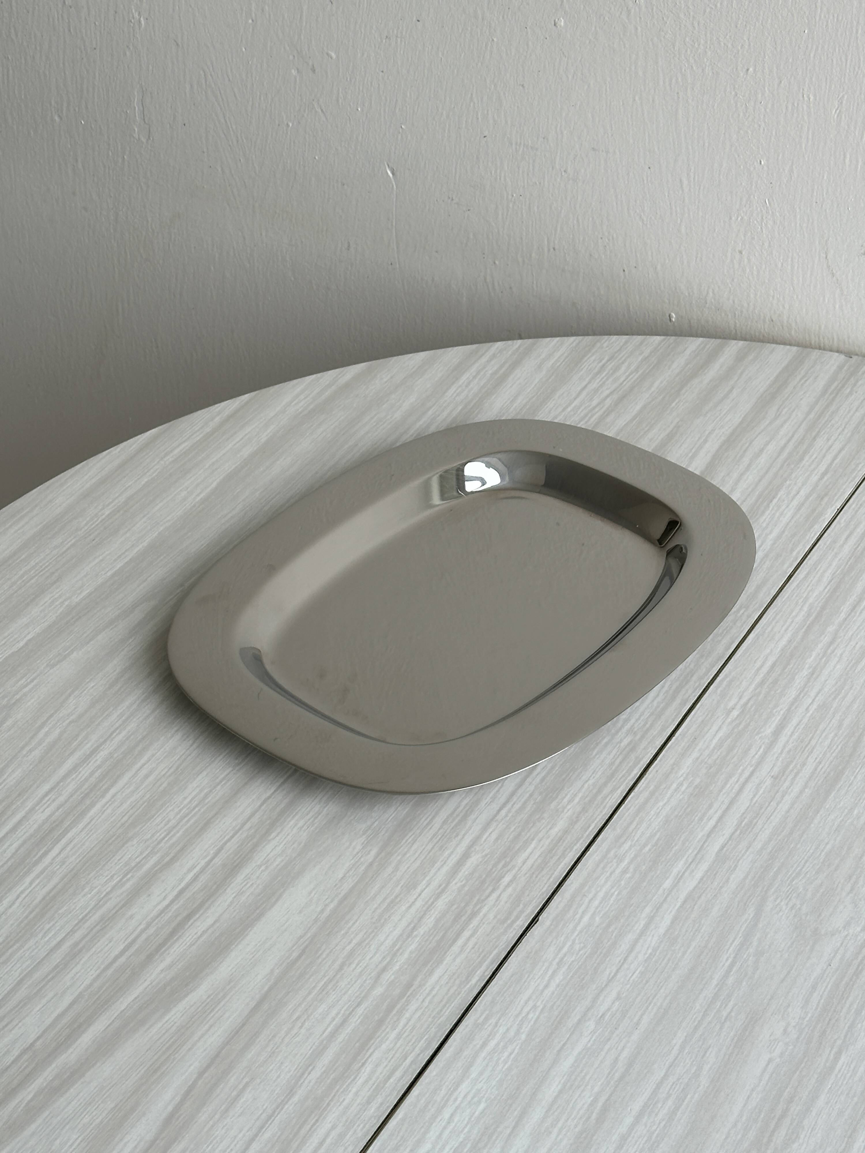 Rectangular stainless steel tray with angular design