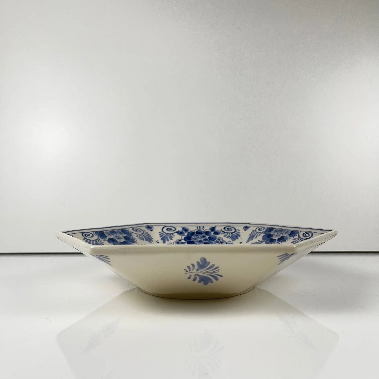 Shallow dish in Delft pottery – Royal Delft - First half of the 20th century