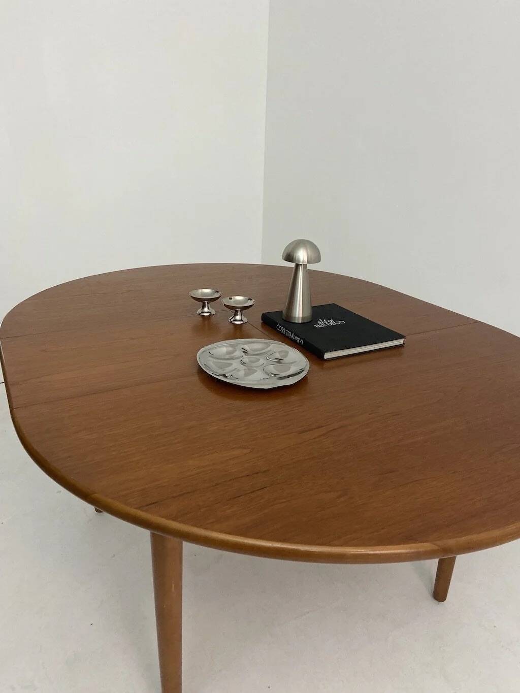 Vintage extendable table by Jentique