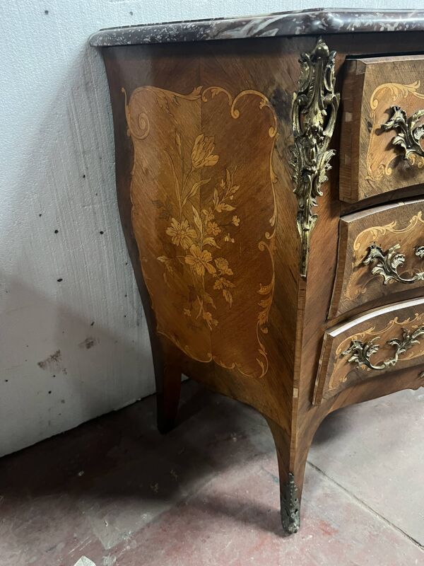 Commode de style Louis XV marquetées toutes faces XX siècle