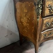 Commode de style Louis XV marquetées toutes faces XX siècle