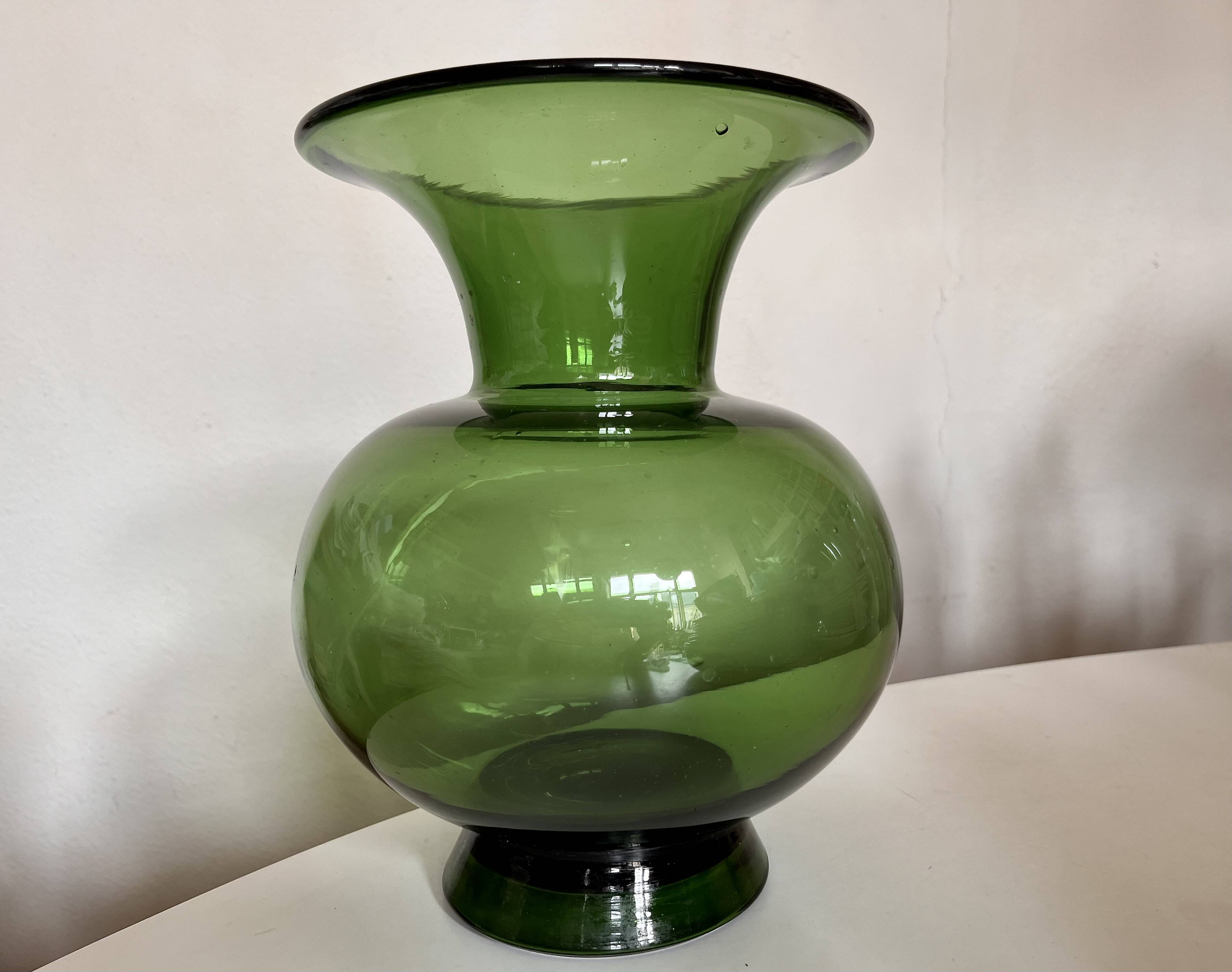 XXXL baluster vase in Empoli glass, 1960 Italian neoclassical design.