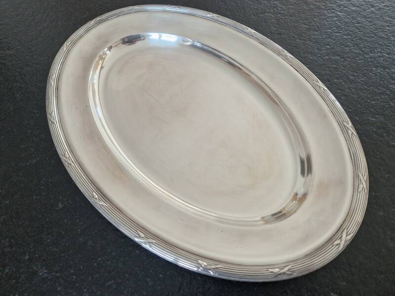 Plat ovale de service en métal argenté modèle Rubans croisés, Christofle