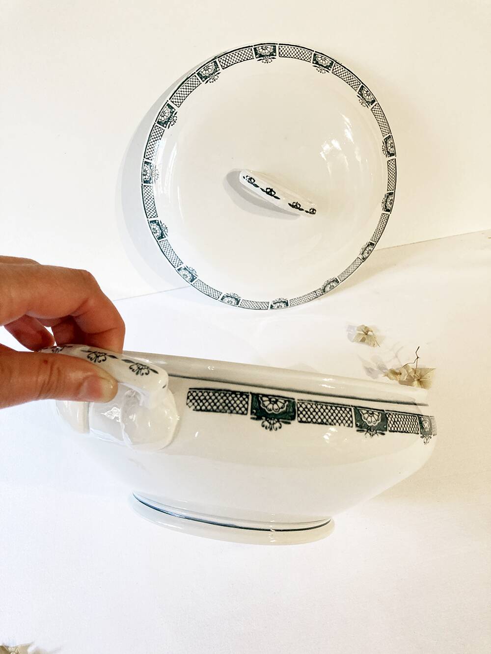 Half-porcelain soup tureen from St-Amand