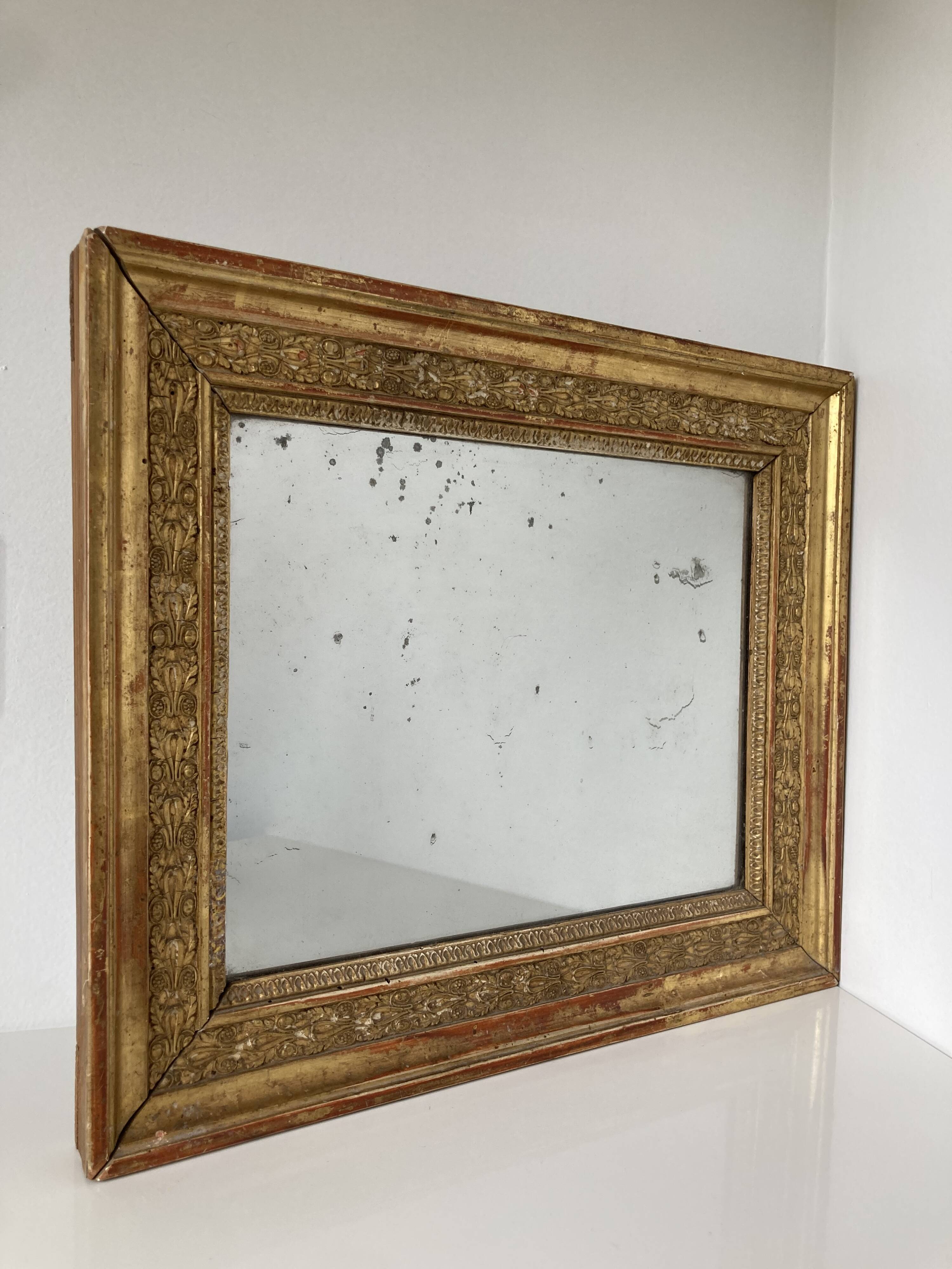 Petit miroir en bois stuqué et doré d’époque Restauration