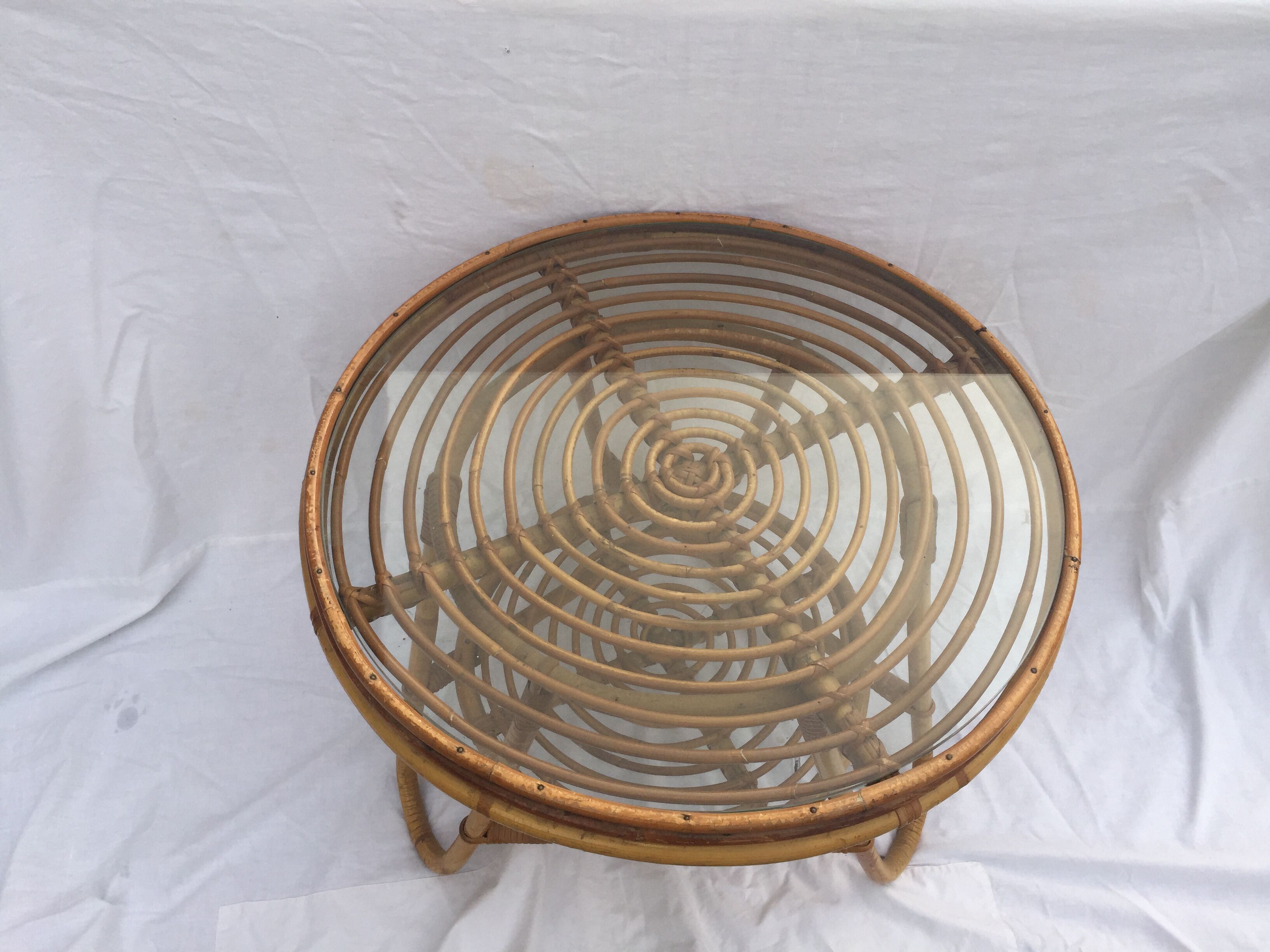 Round coffee table, double rattan trays