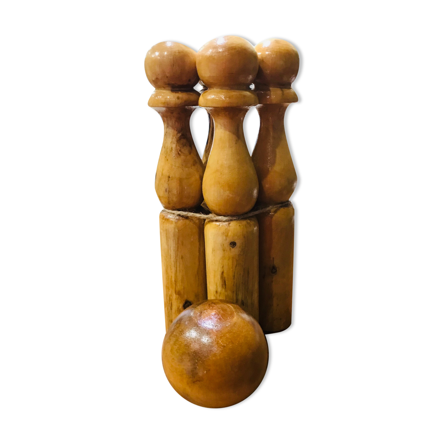 Lot 4 old wooden bowling and their ball