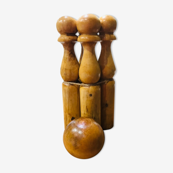 Lot 4 old wooden bowling and their ball