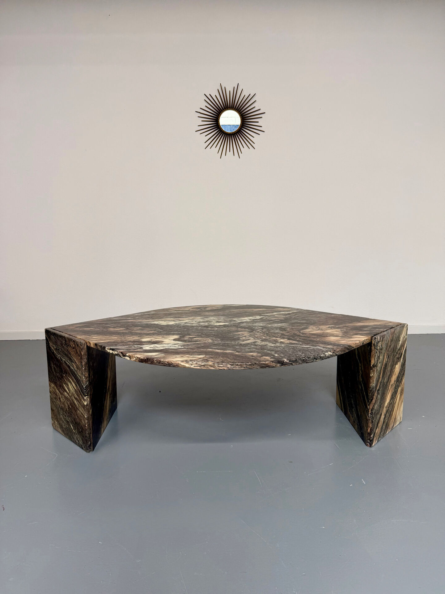 Sculptural coffee table eye veined marble Italian design 1970s