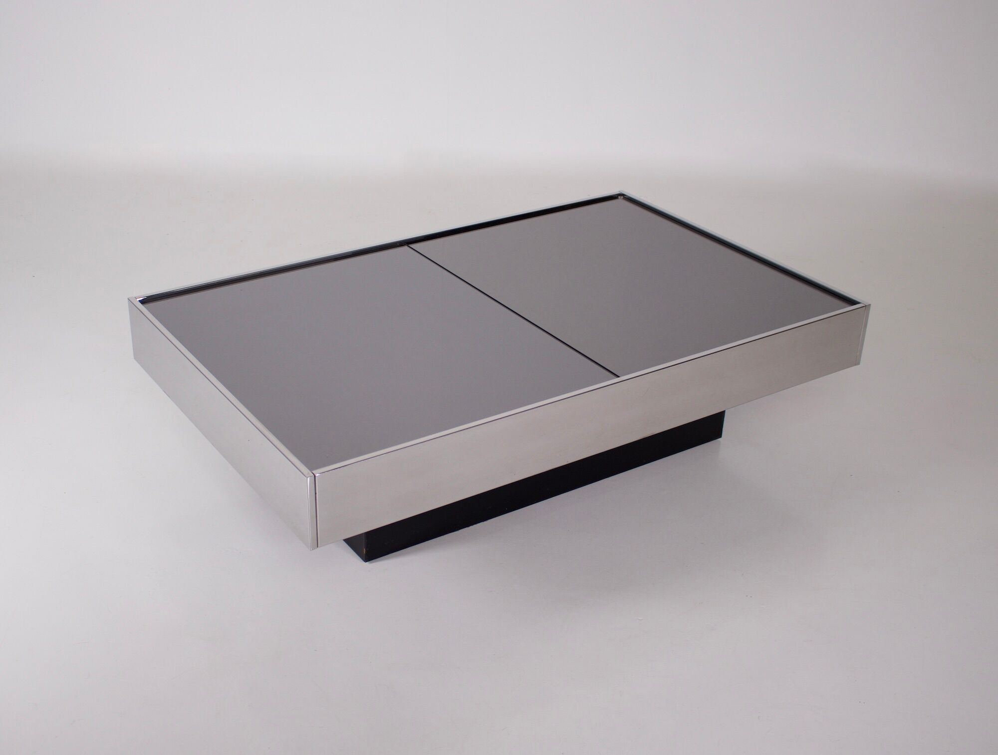 Opening coffee table in bar, Rizzo & Cidue 1970.