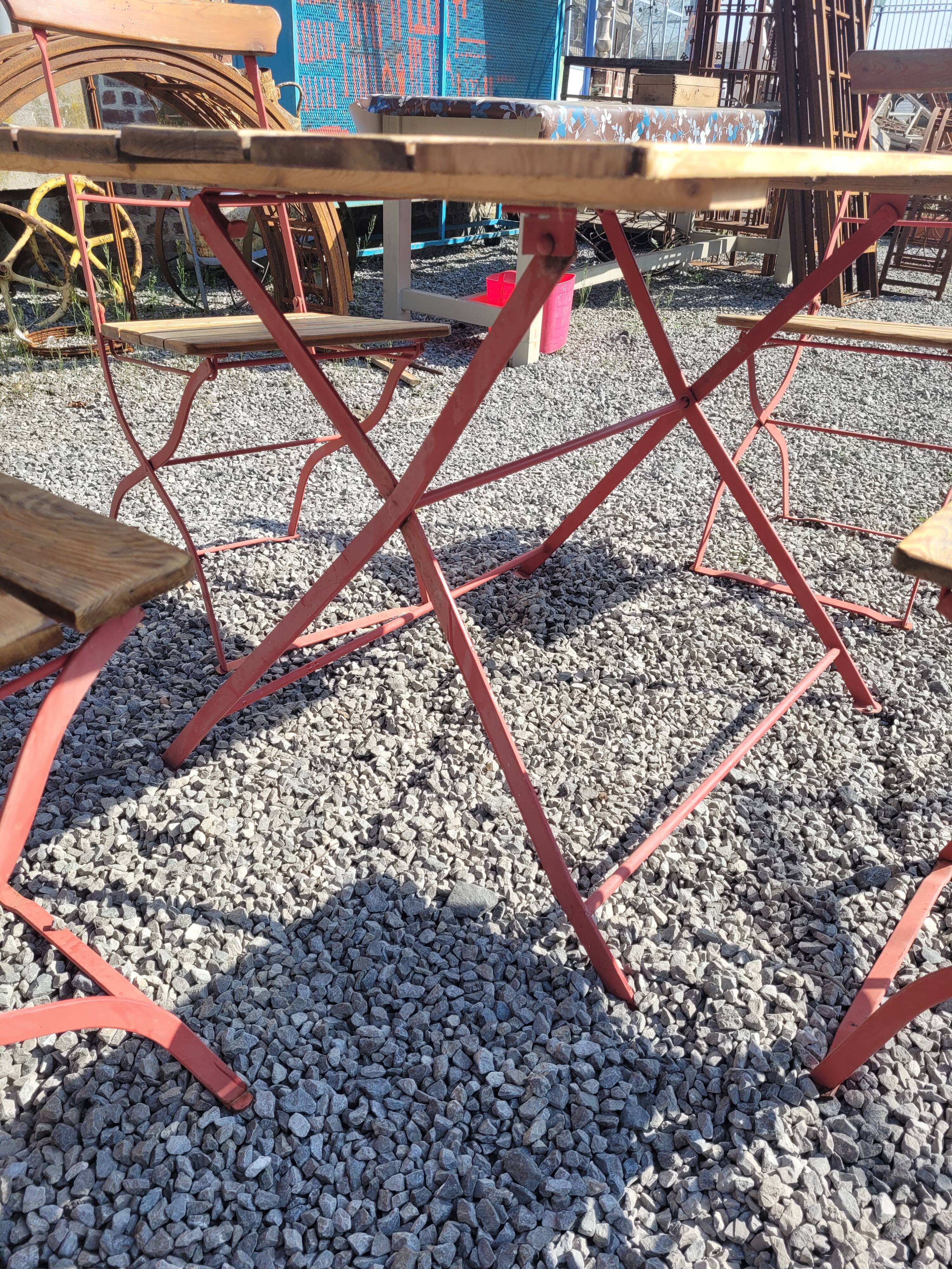 Garden furniture above wood and iron base It is foldable