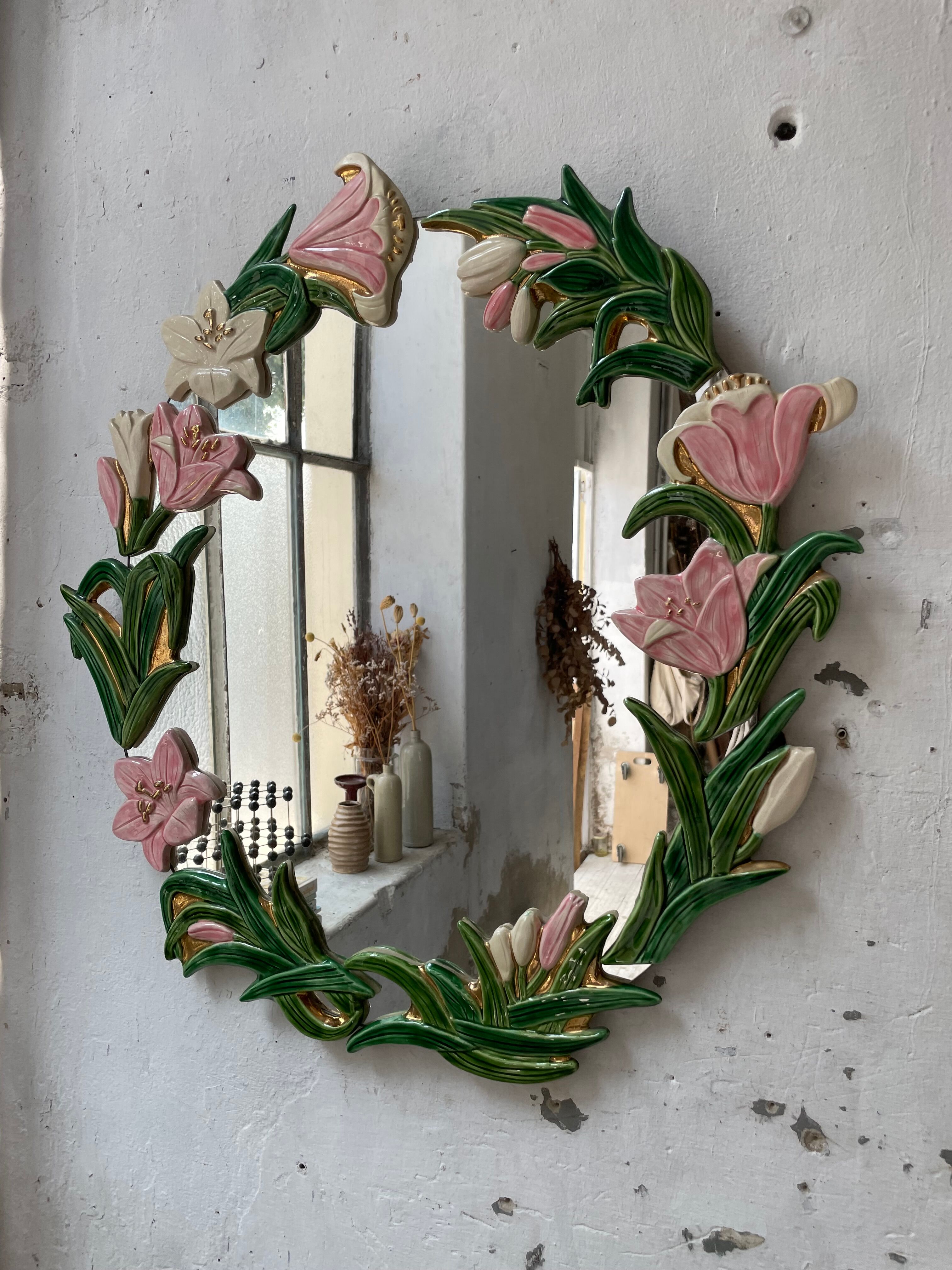 Oval ceramic mirror with flowers