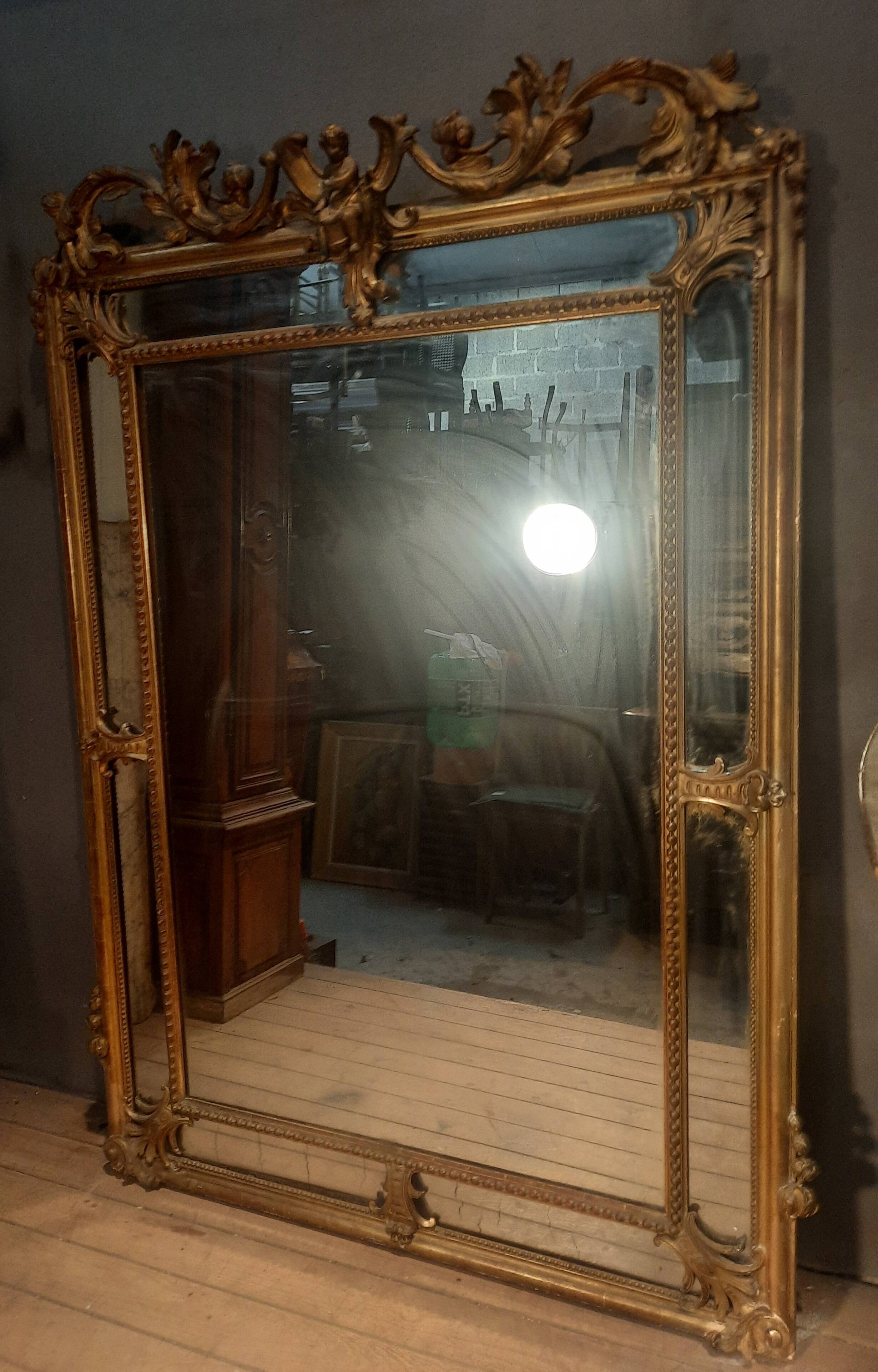 Large gold mirror with closed edges