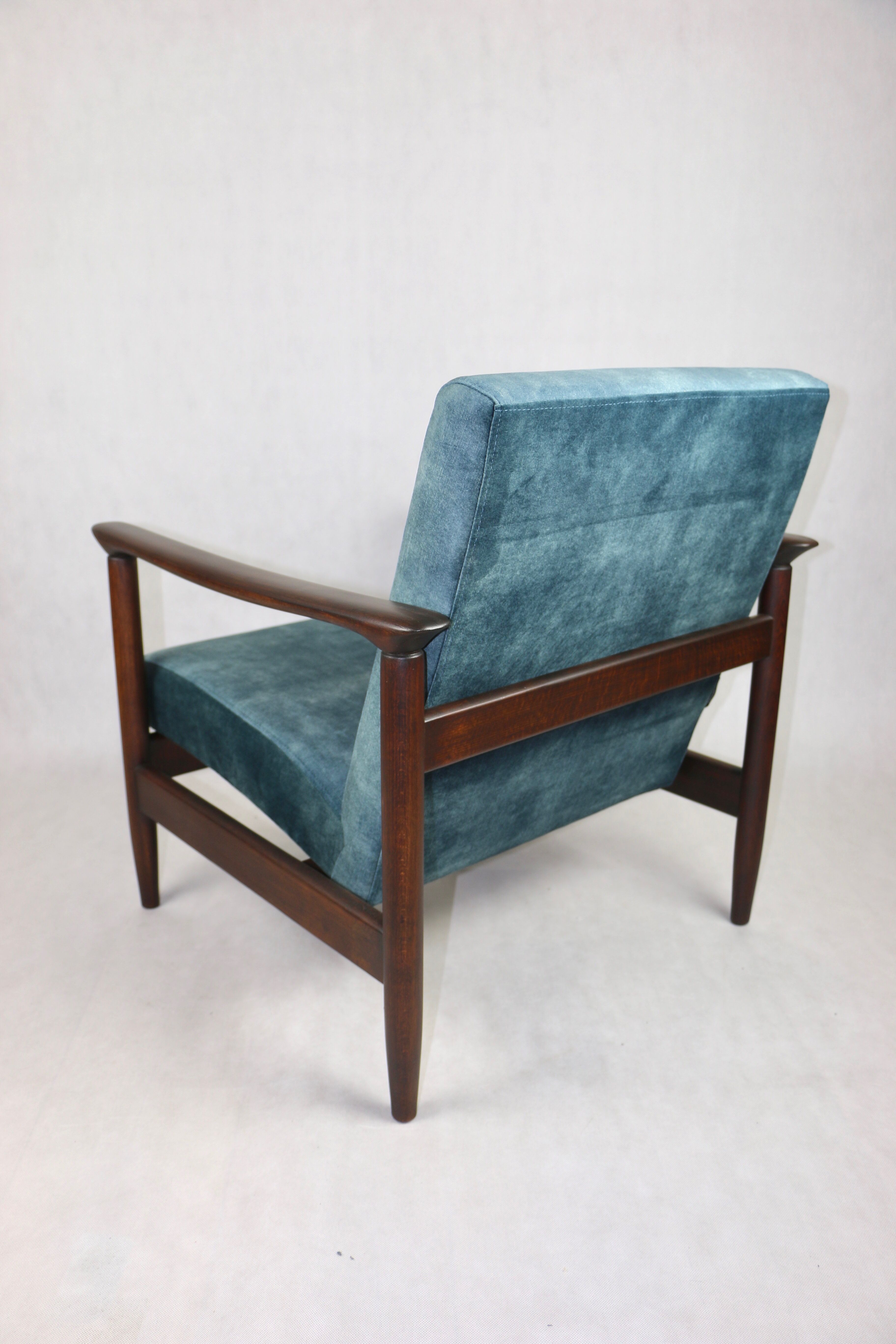 Fauteuil GFM-142 en velours caméléon bleu par Edmund Homa, années 1970