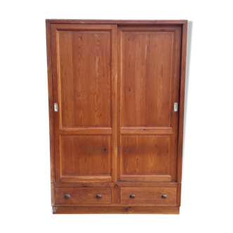 Sliding-door wardrobe in pitchpin