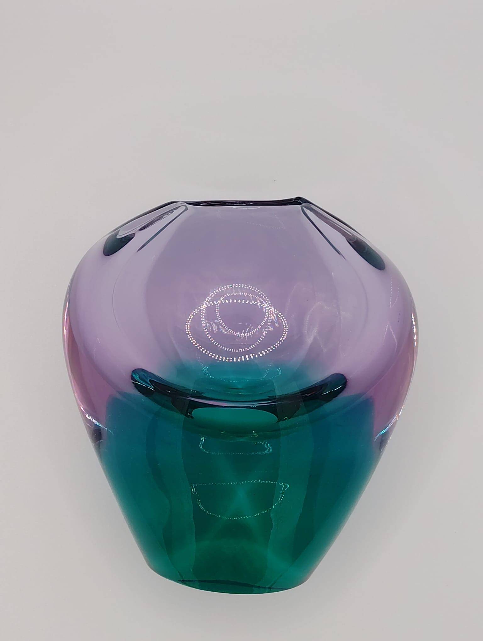 Pretty little glass vase in very good condition.