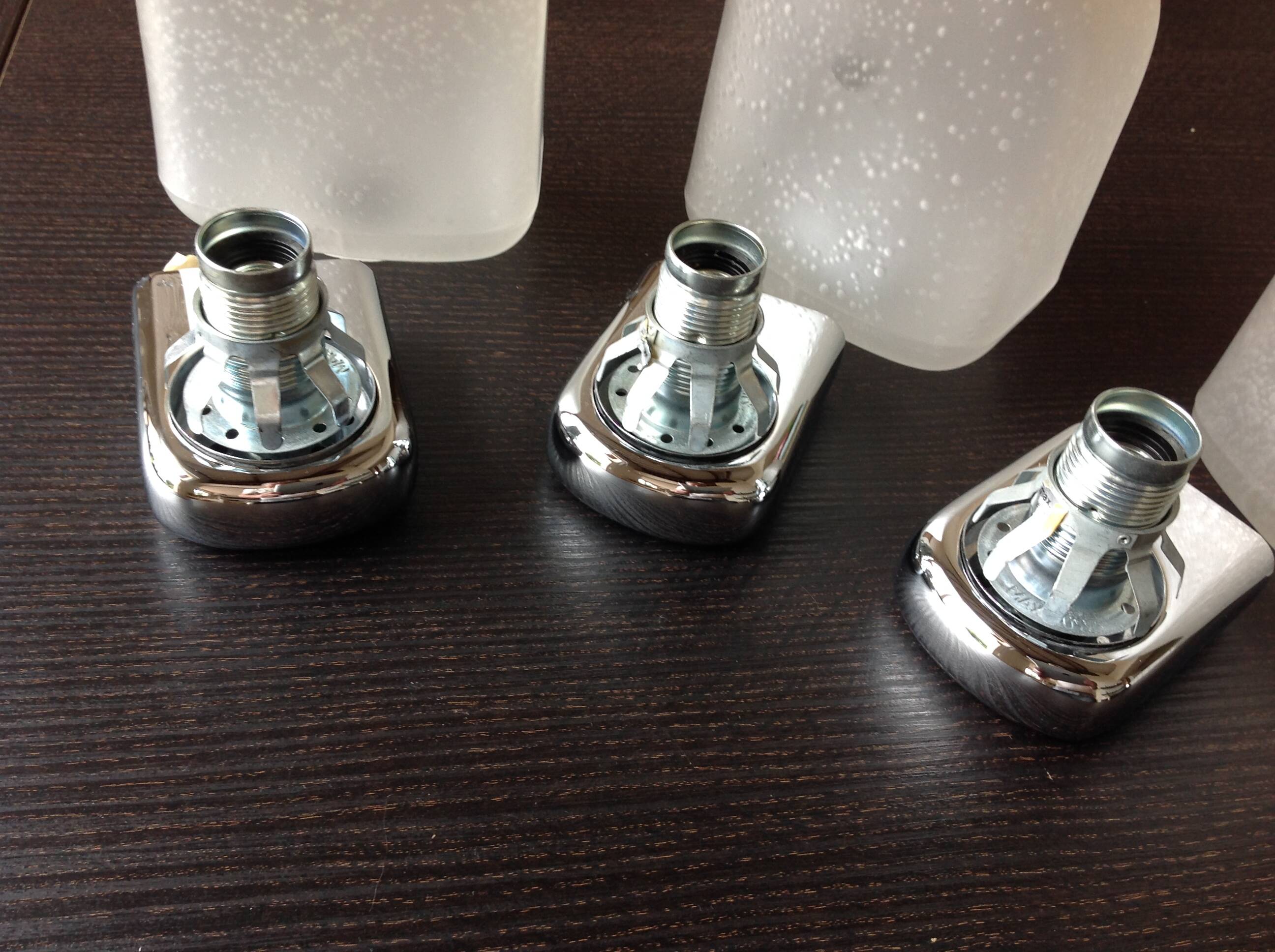 Suite de trois appliques en metal chromé et verre dépoli bullé/ vintage années 70