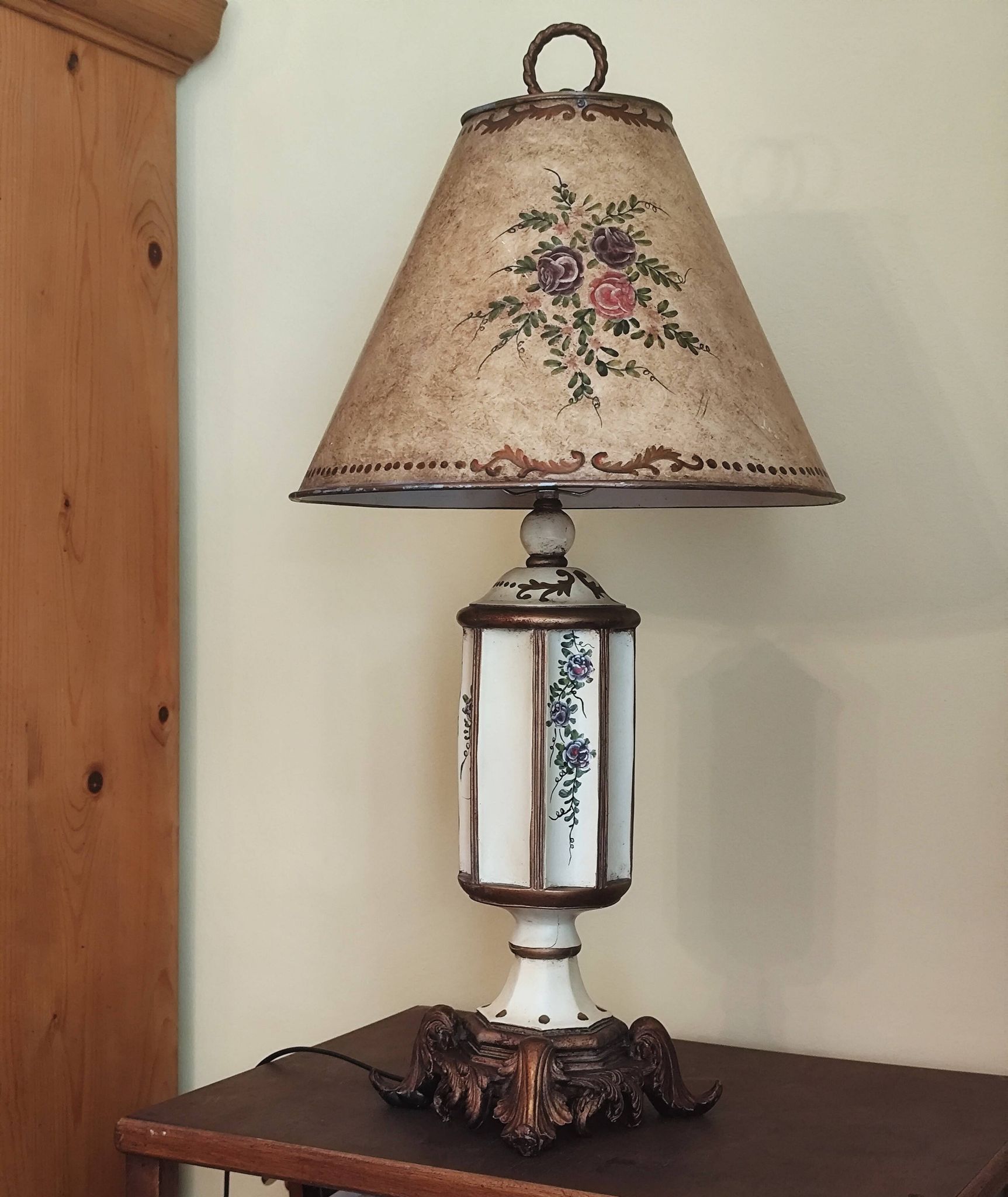 Grande lampe pagode peinte motifs floraux et abat jour métal