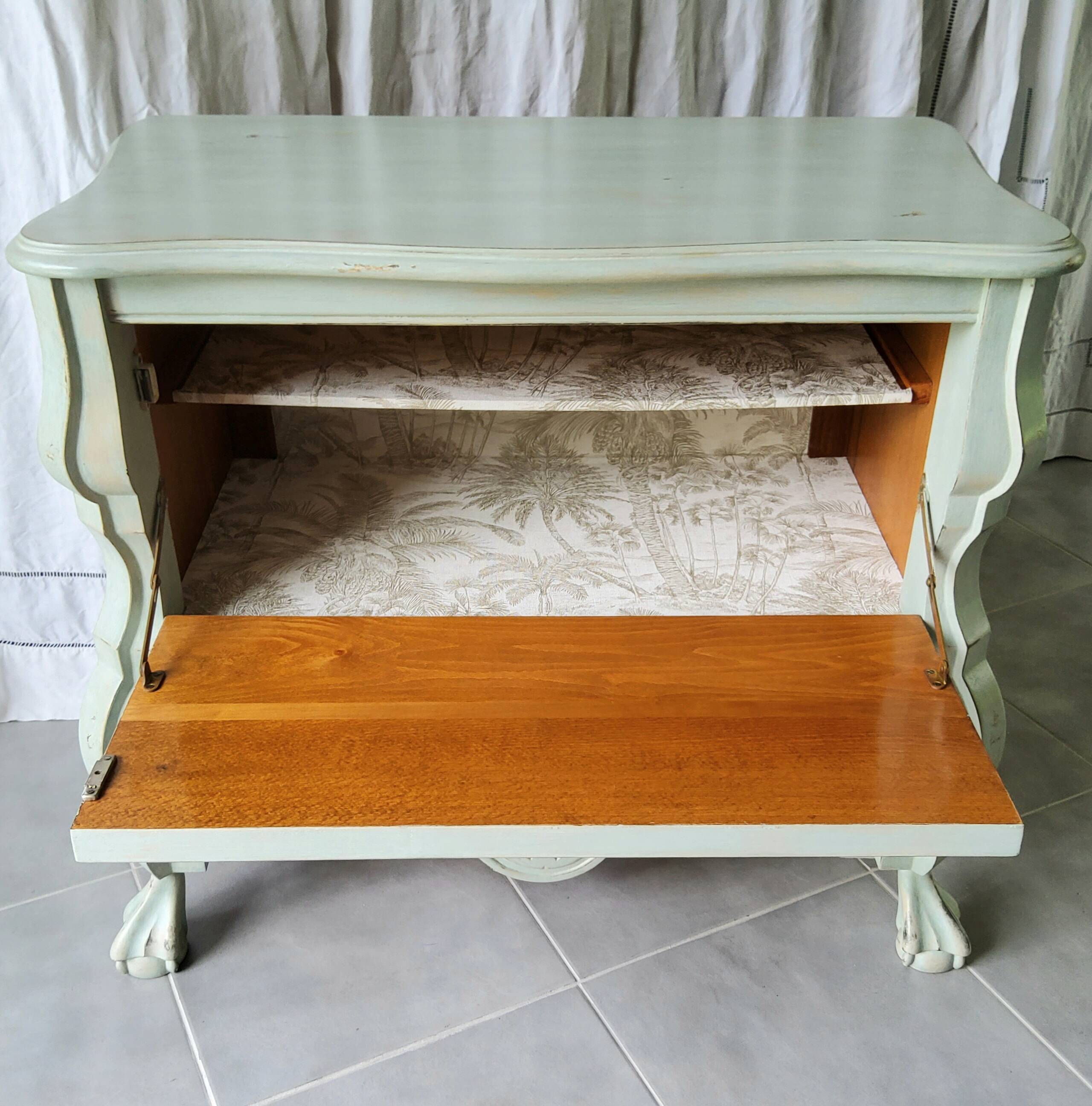Commode galbée patinée
