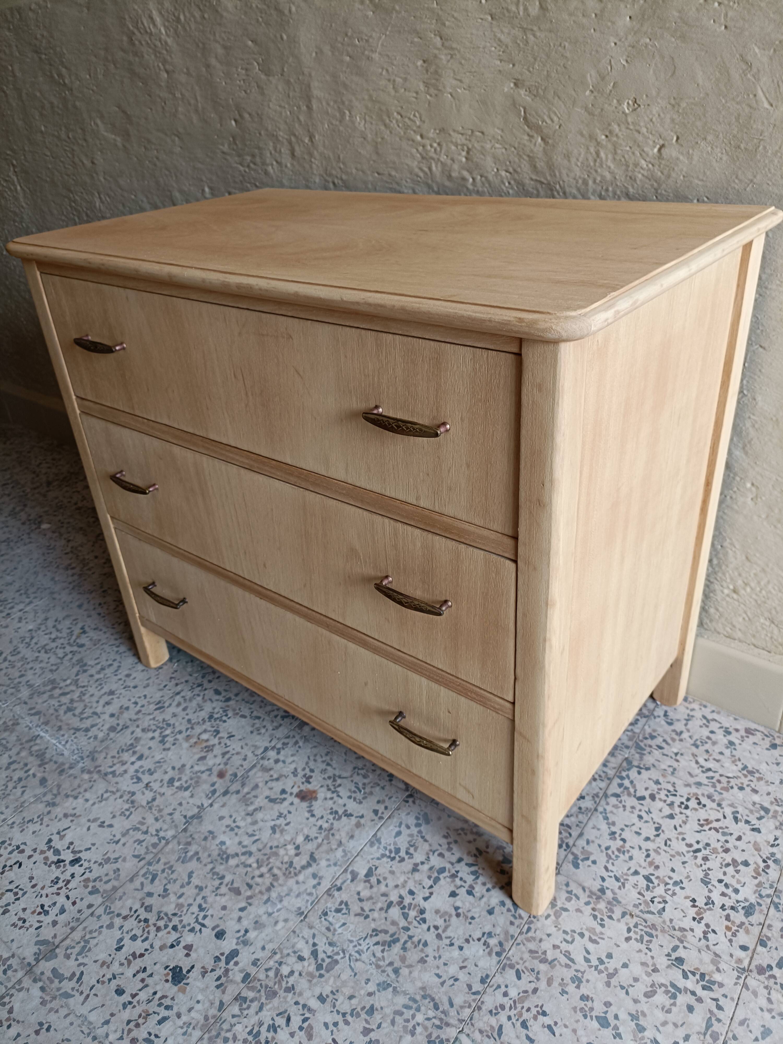 Commode 3 tiroirs rénovée pour chambre d'enfant