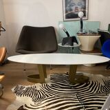 Table basse ovale en corian de Martine Cazes et Thierry Conquet