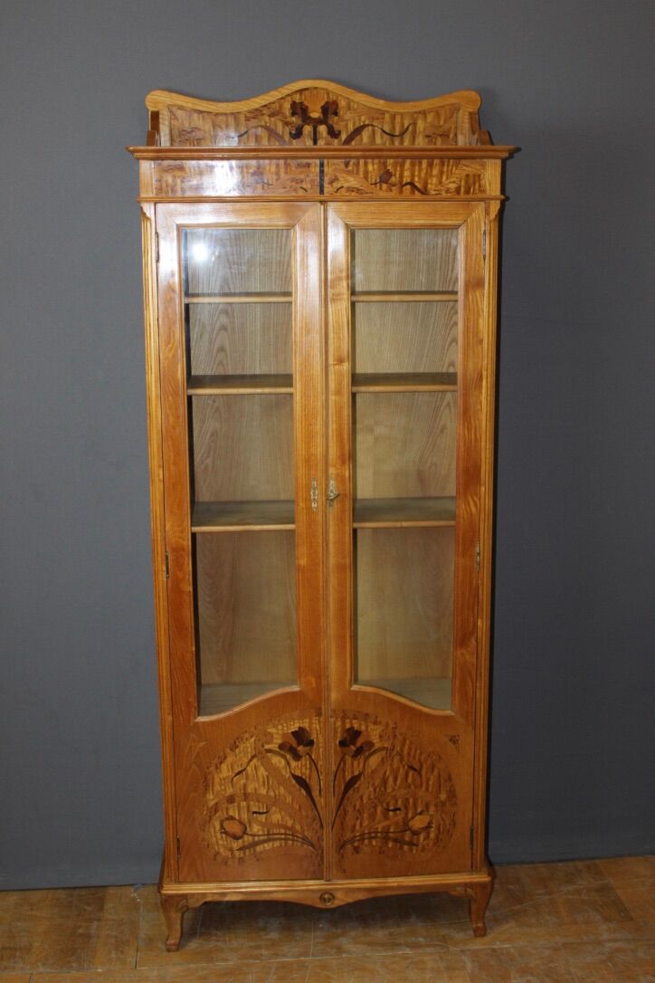 Vitrine Art nouveau en frêne et marqueterie de fleurs