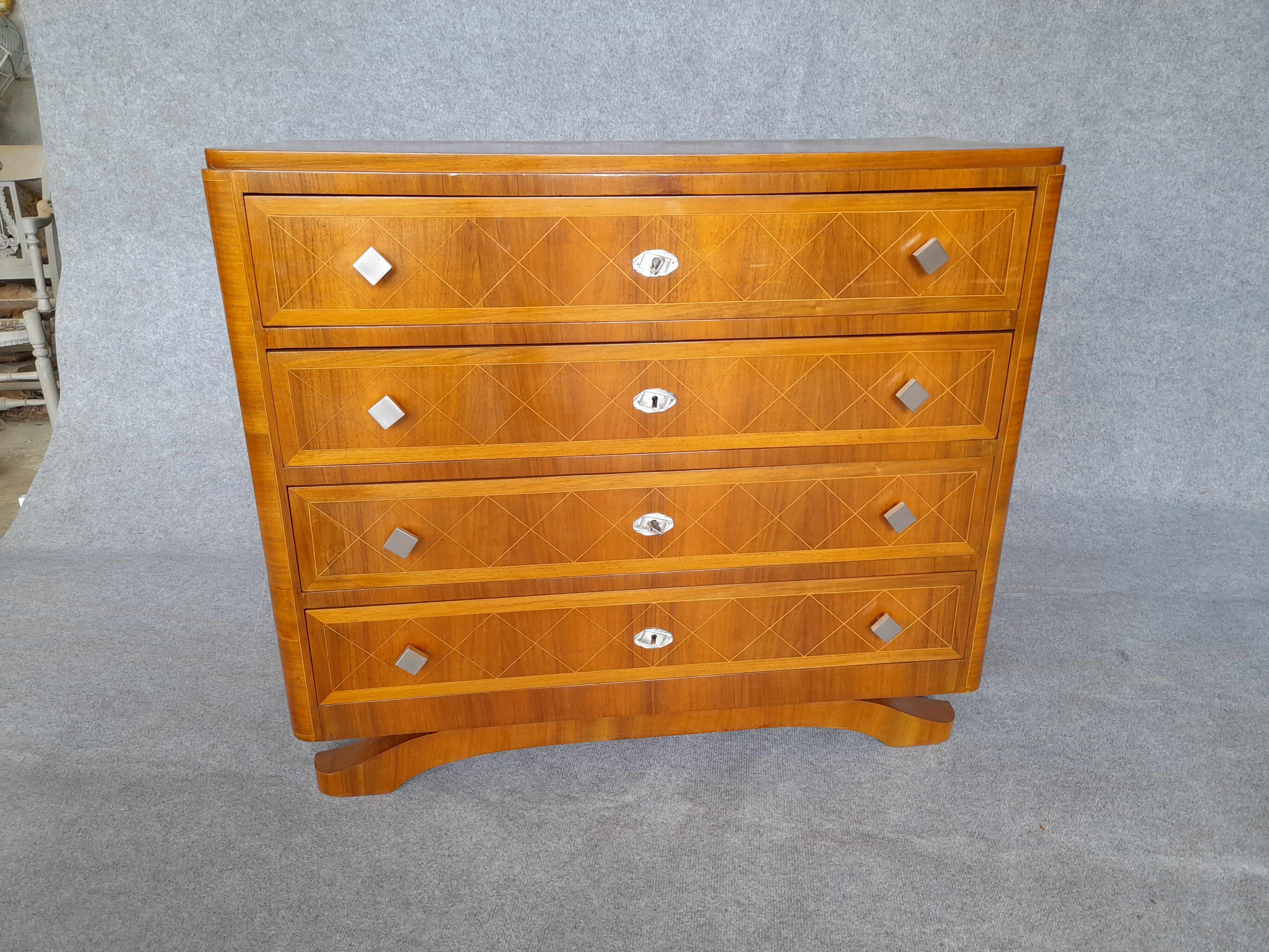 Art Deco chest of drawers (1930-1940) in walnut