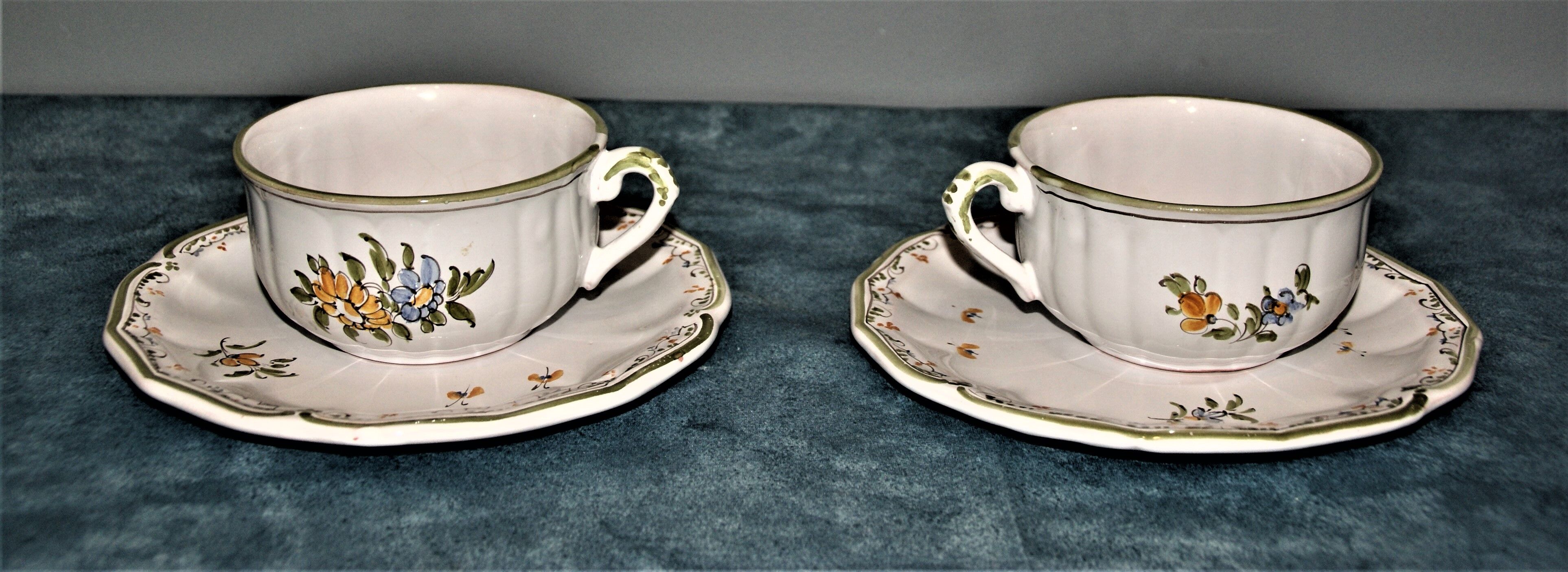 Deux tasse moustier à décor de fleurs signé