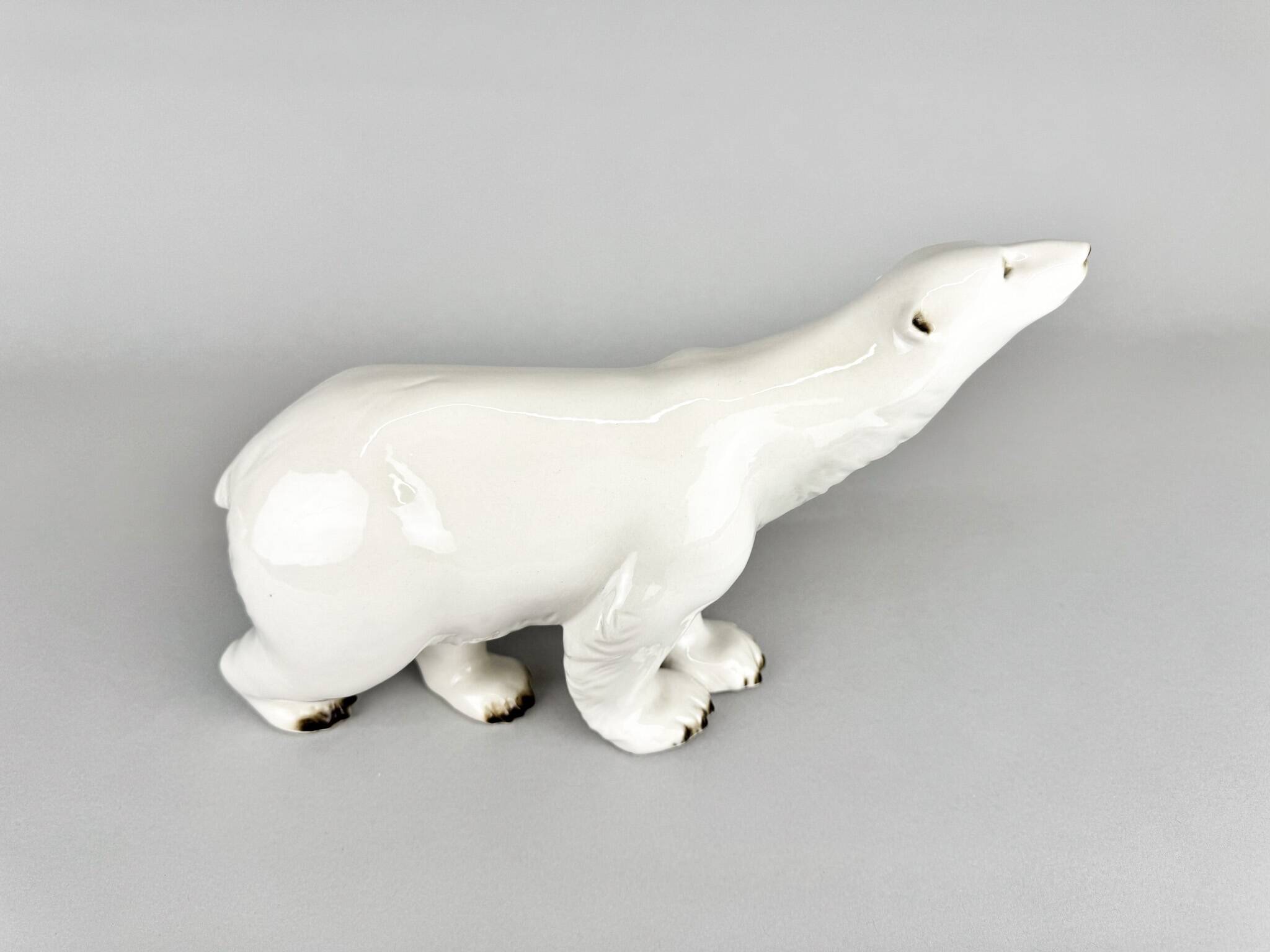 Sculpture d'ours polaire en porcelaine Royal Dux, Tchécoslovaquie années 1960