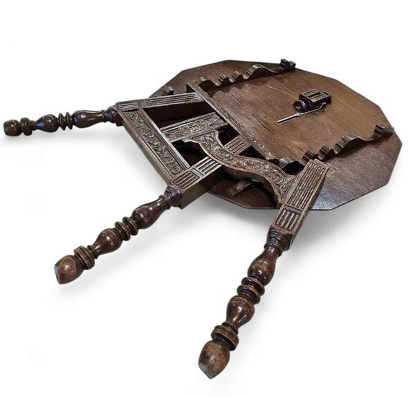 Table pliante antique sculptée en forme de tripode / Pays-Bas / chêne / XIXe siècle vers 1880