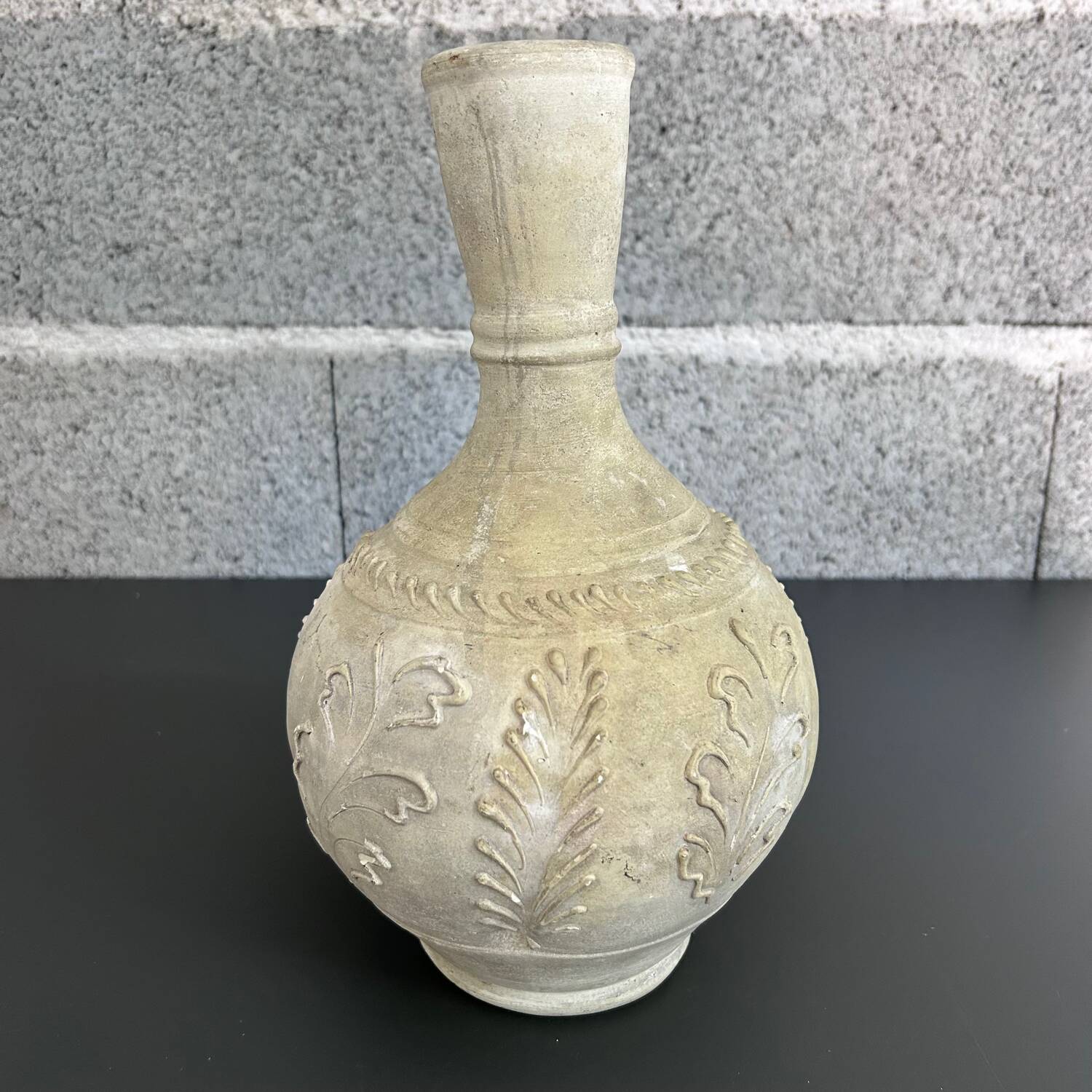 Raw vase with acanthus decoration