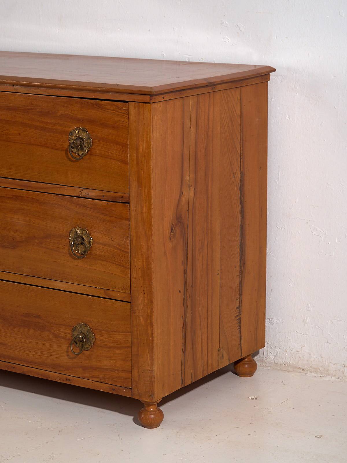 Ancienne commode Biedermeier avec ferrures en forme de fleurs (vers 1850)