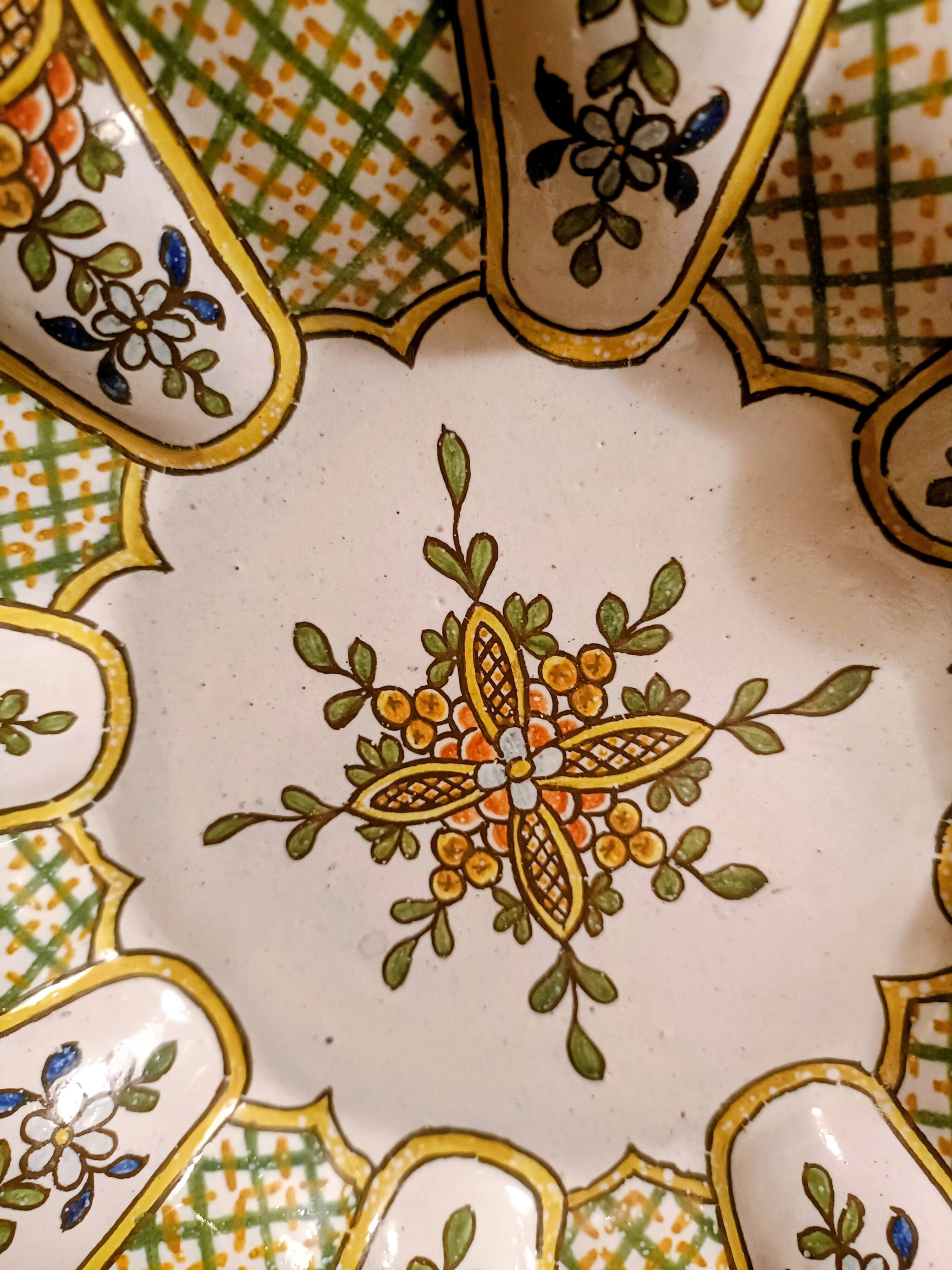 Assiette polylobée faïence de Nevers Antoine Montagnon