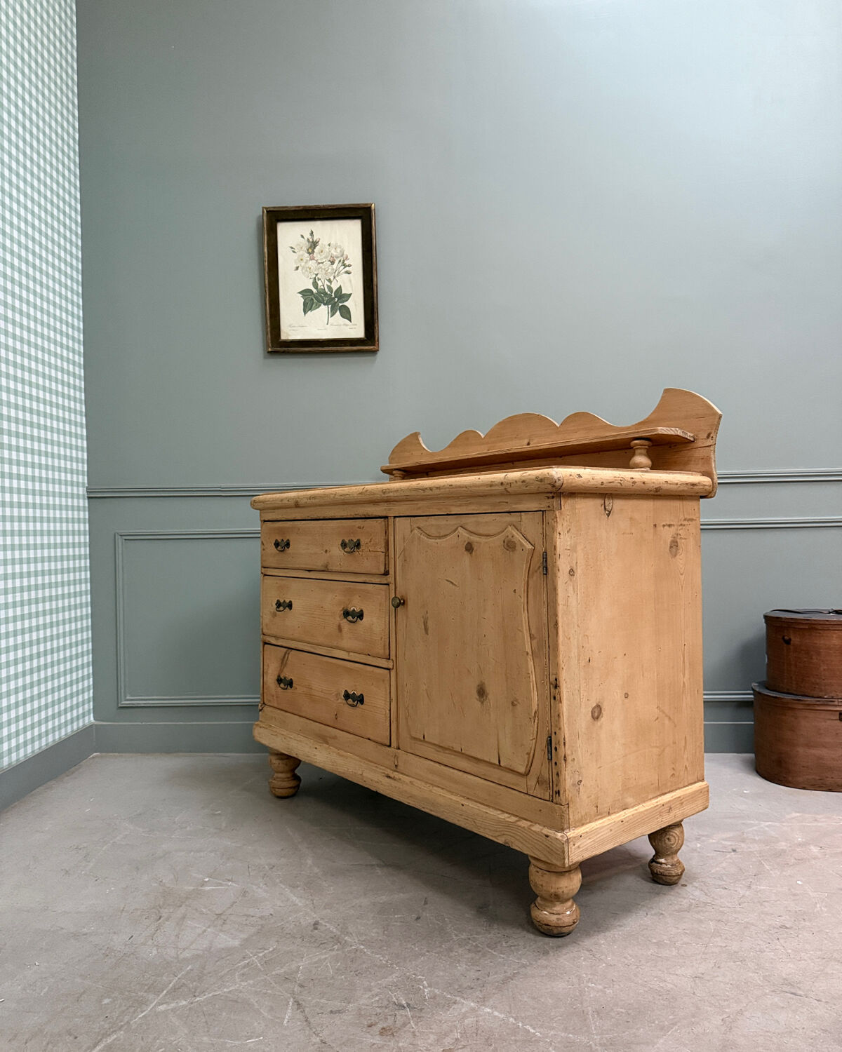 Large English chest of drawers (renovated)