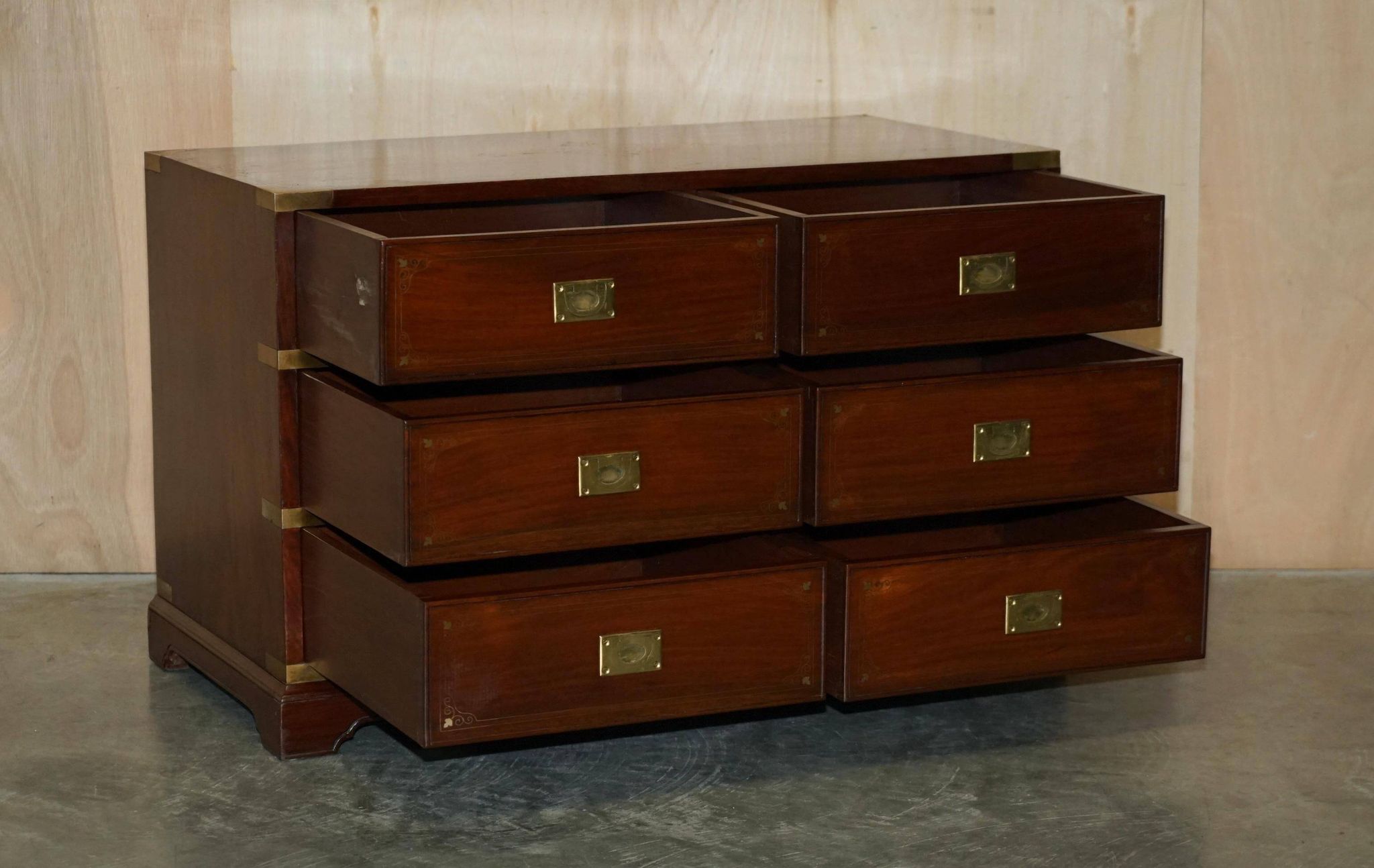 Commode vintage anglo-indienne en bois dur avec incrustations en laiton