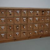 Armoire d'apothicaire allemande antique en pin avec boucliers en émail, années 1900