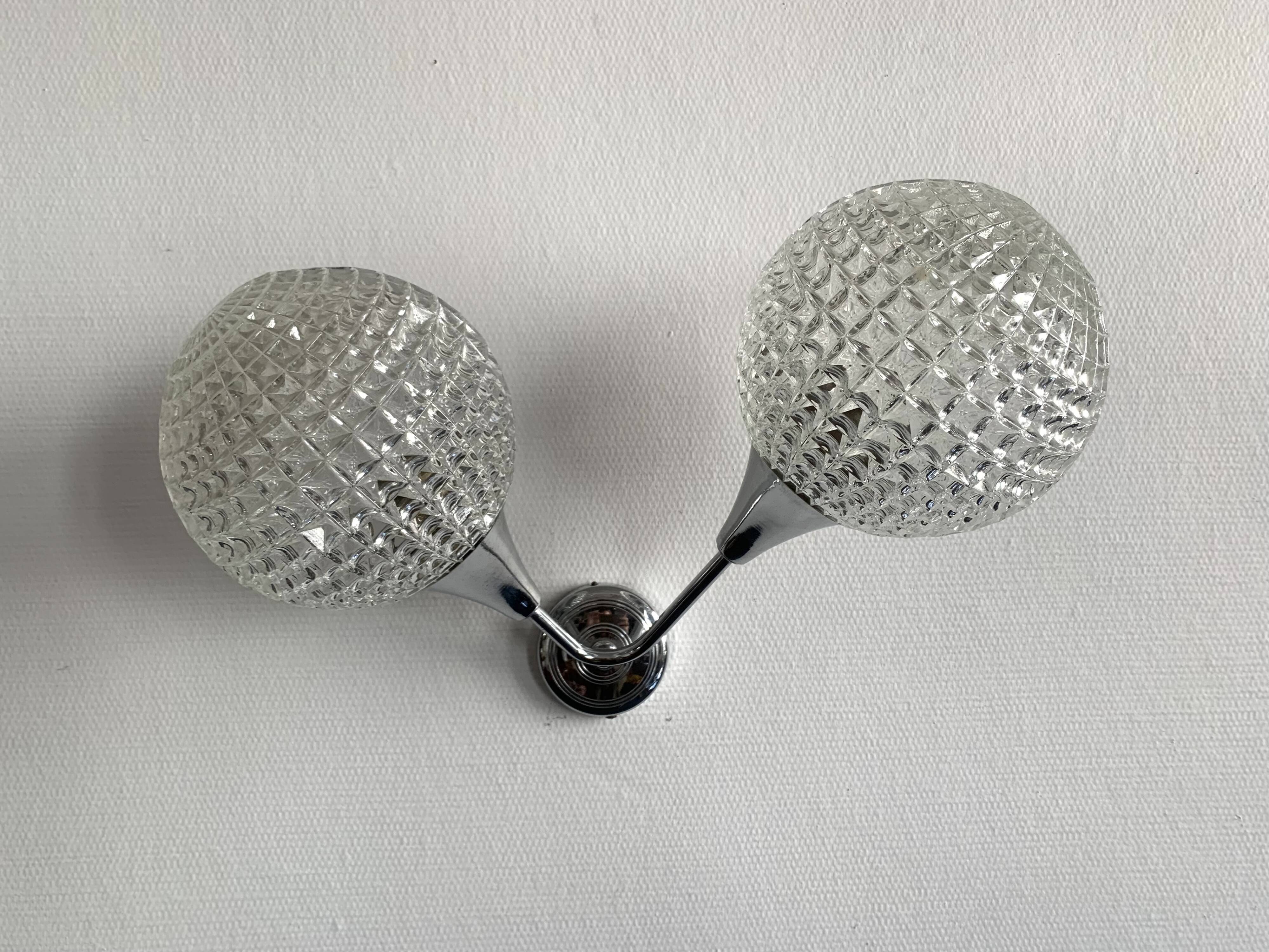 Double wall sconce and globe in diamond-pointed chiseled glass, 1960