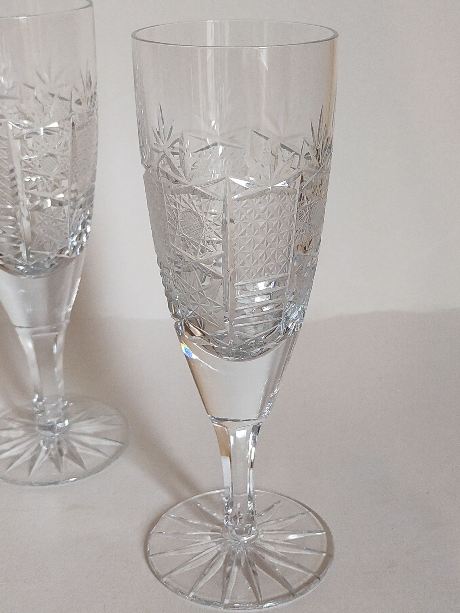 Cinq flûtes à champagne en cristal taillé vintages