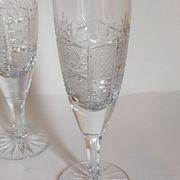 Cinq flûtes à champagne en cristal taillé vintages
